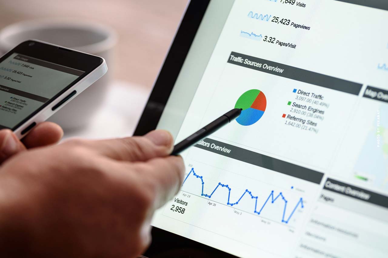 google adwords ads agentur marketing suchmaschine google werbung digital marketing bildschirm reporting monitoring kunde gespreach bildschirm notebook