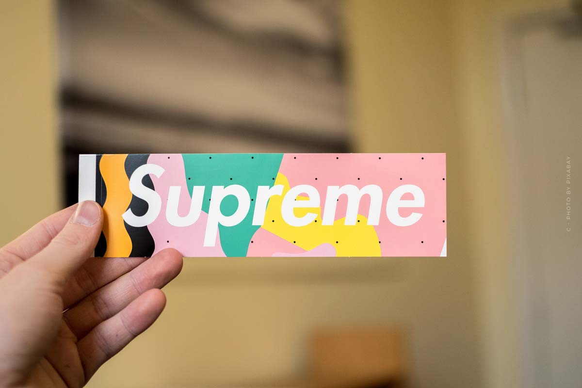 supreme-tag-logo-streetstyle-mode-fashion-hand-straße-bunt