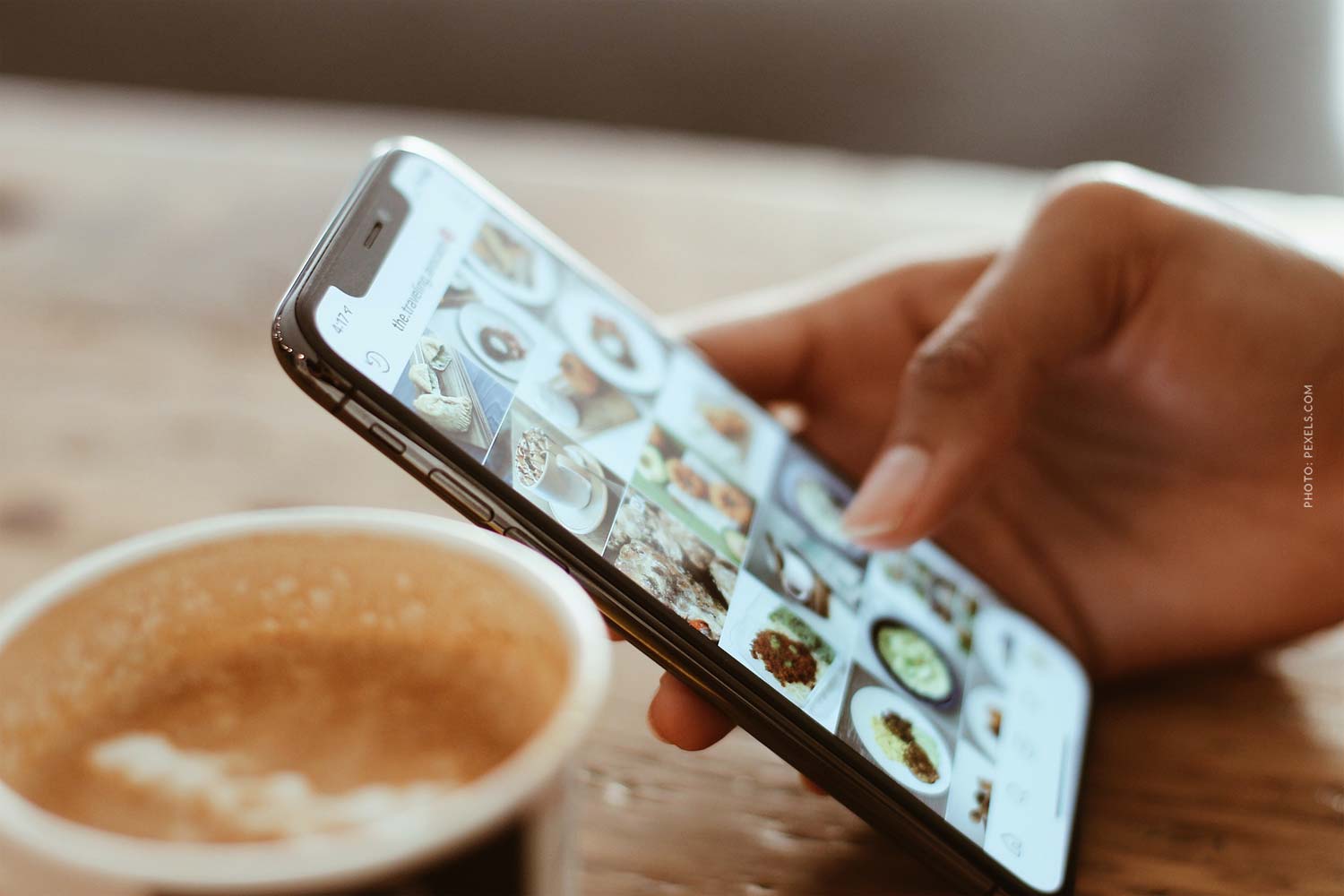 social media marketing agency agentur app advertising ads werbung schalten cafe woman swipe stories