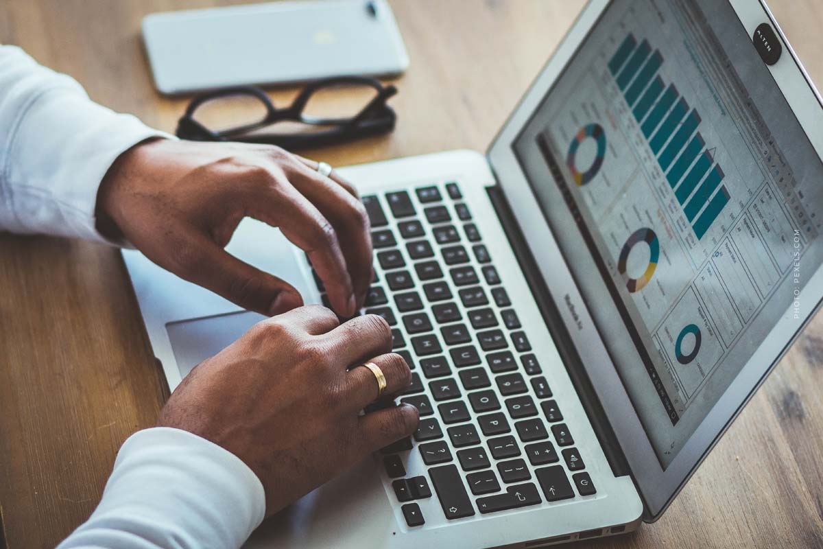 marketing-agency-car-agentur-auto-auswertunge-reporting-campaign-notebook-screen-ads-google-native-social-compared