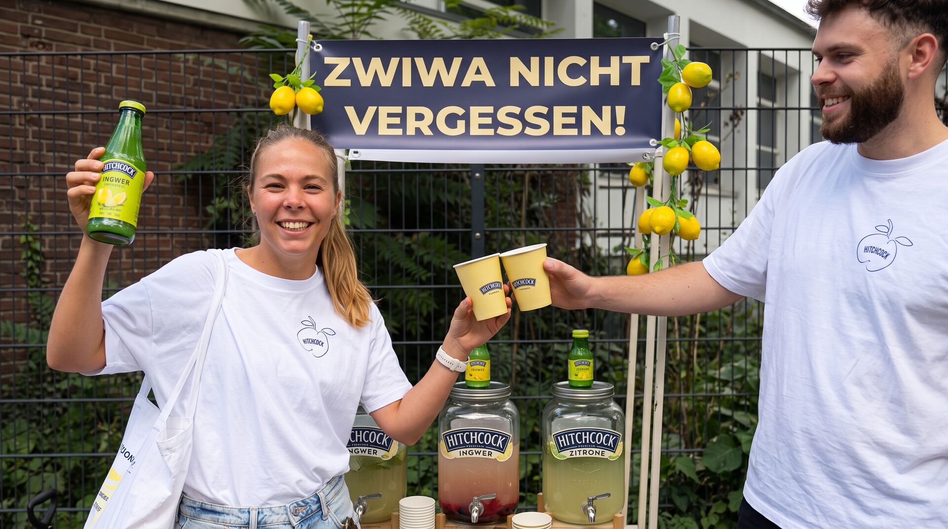 Event-Team am Getraenkestand mit Zitronen