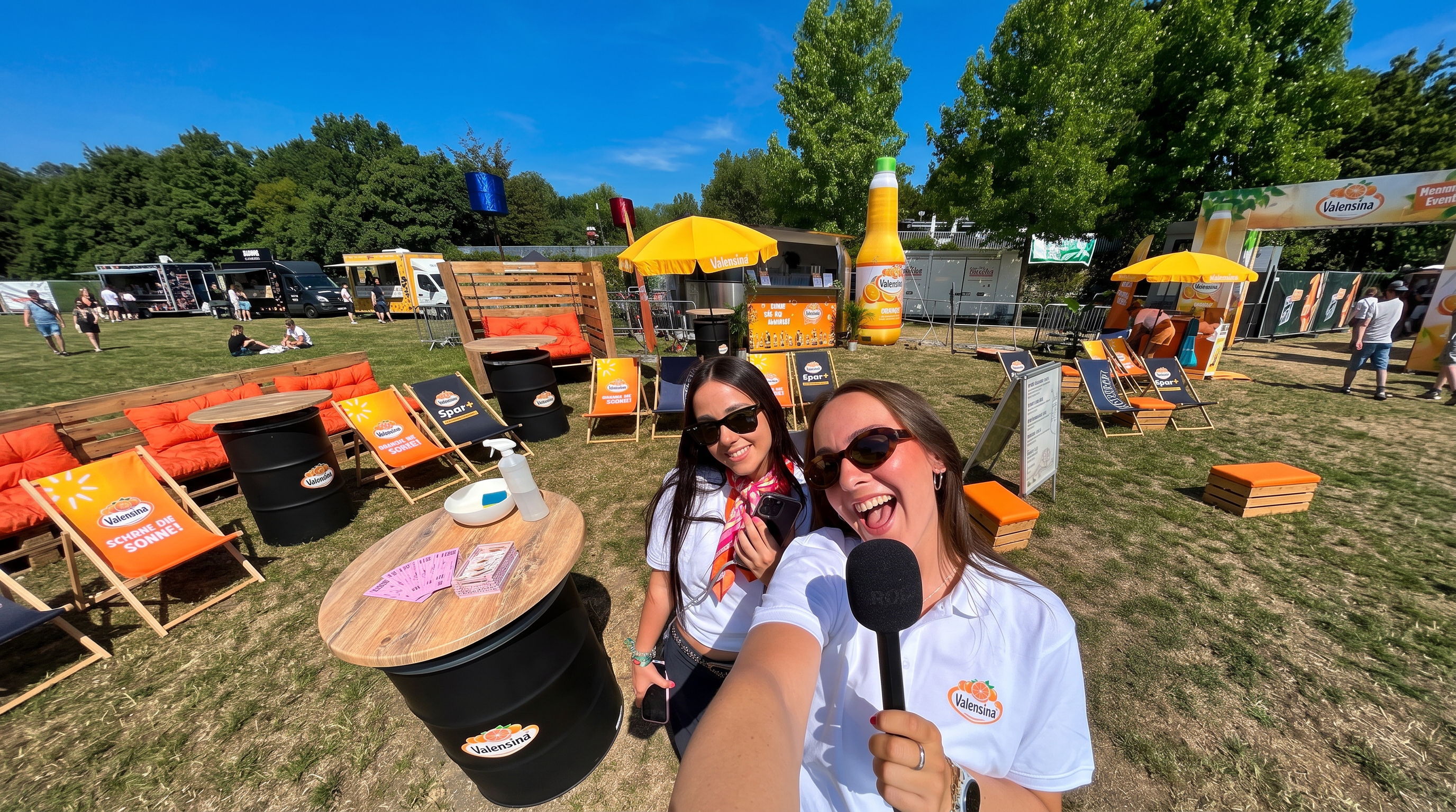 Moderation und Team am Valensina-Stand beim Juicy Beats Festival