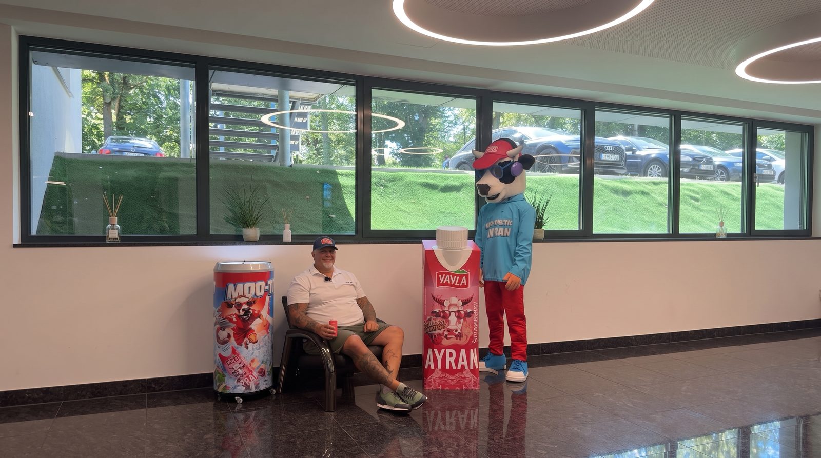 Franz Müllner mit dem Yayla-Maskottchen Moo-Tastic im Foyer des Yayla-Firmensitzes